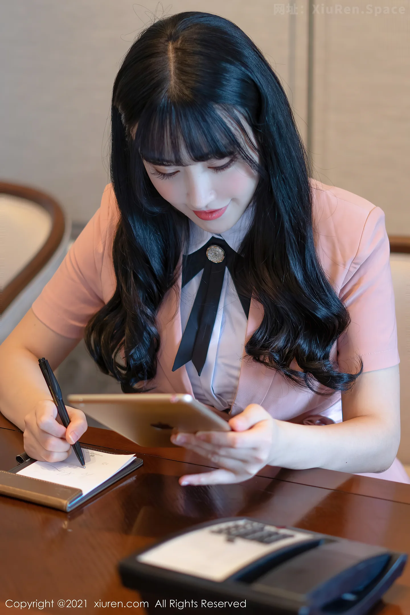 图片[5]-[XiuRen秀人网]VOL.4044 模特朱可儿Flower私房粉色典雅制服半脱露开档黑丝诱惑写真48P-秀人网官方网站